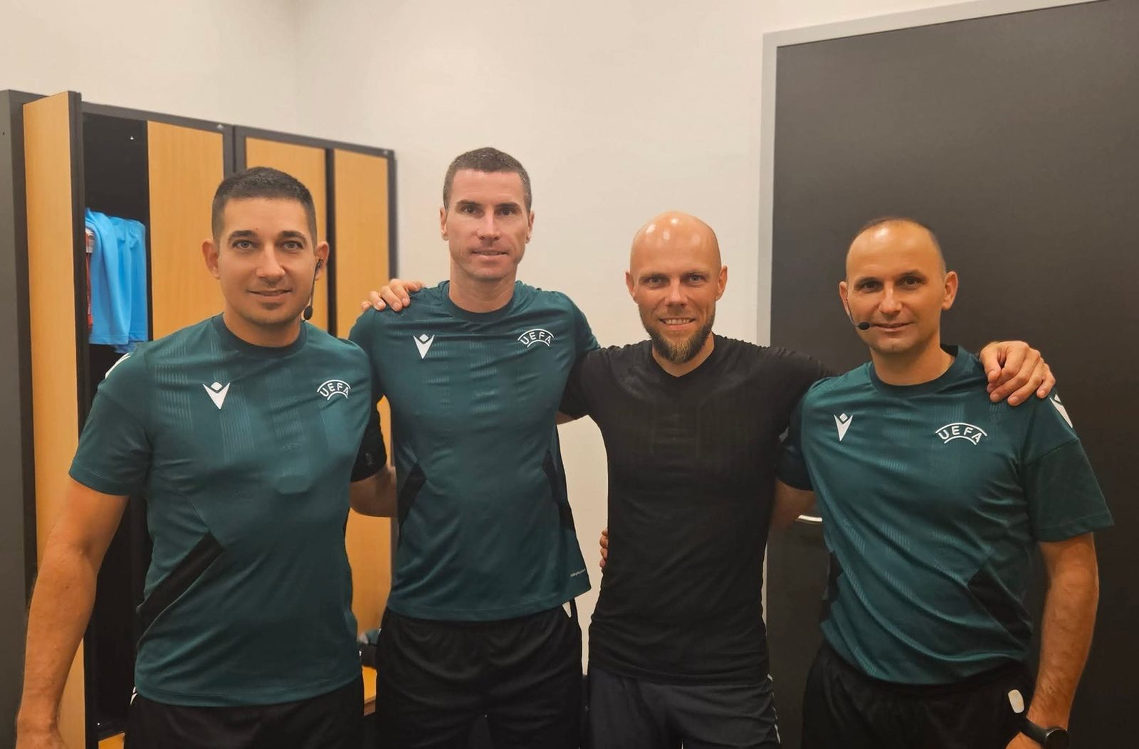 Mateusz Jamrozik z bułgarskim trio sędziowskim przed meczem kwalifikacyjnym EURO 2024 Ukraina - Anglia we Wrocławiu