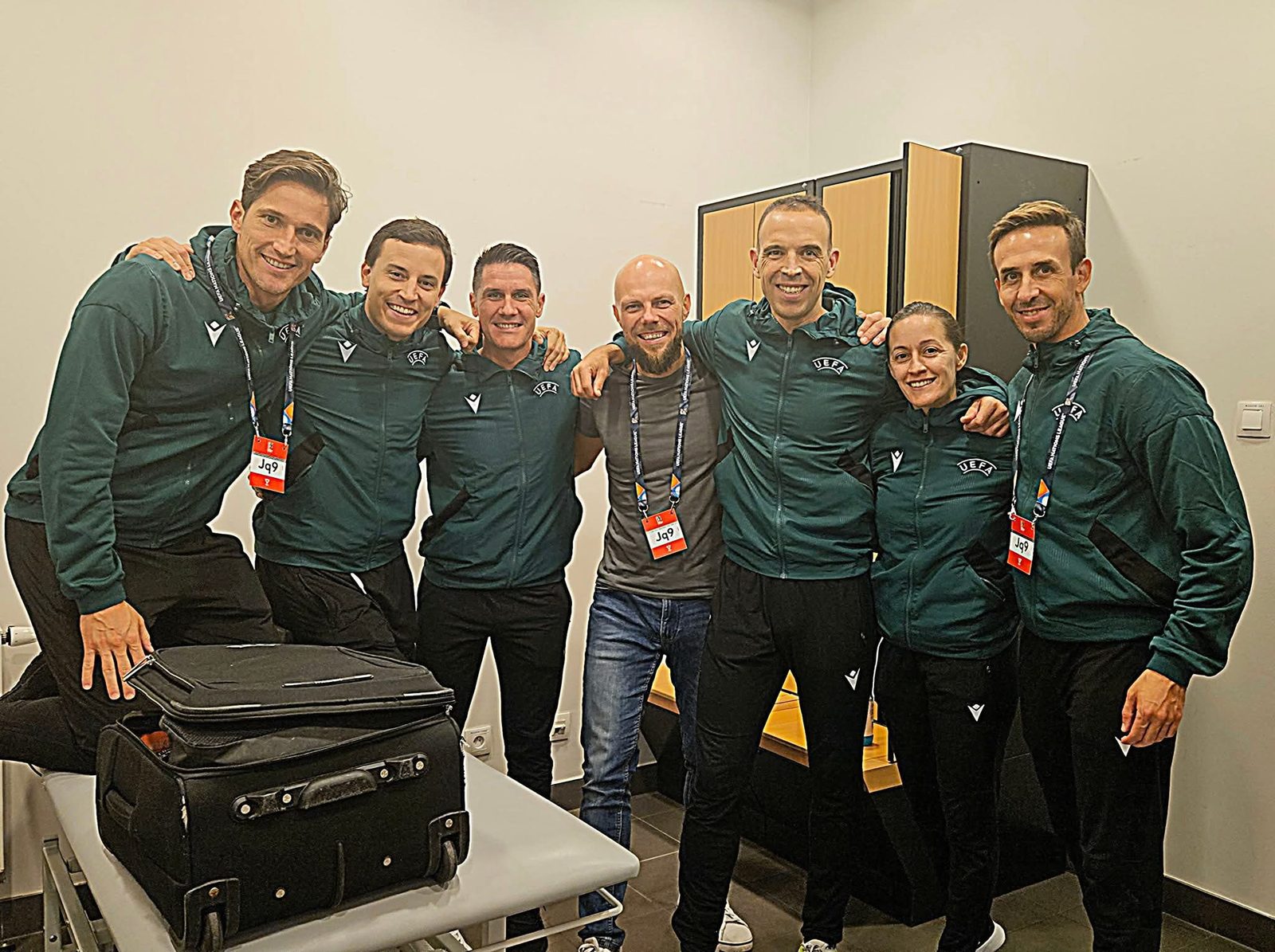 Hiszpańska obsada sędziowska Ligi Narodów UEFA we Wrocławiu z fizjoterapeutą Mateuszem Jamrozikiem