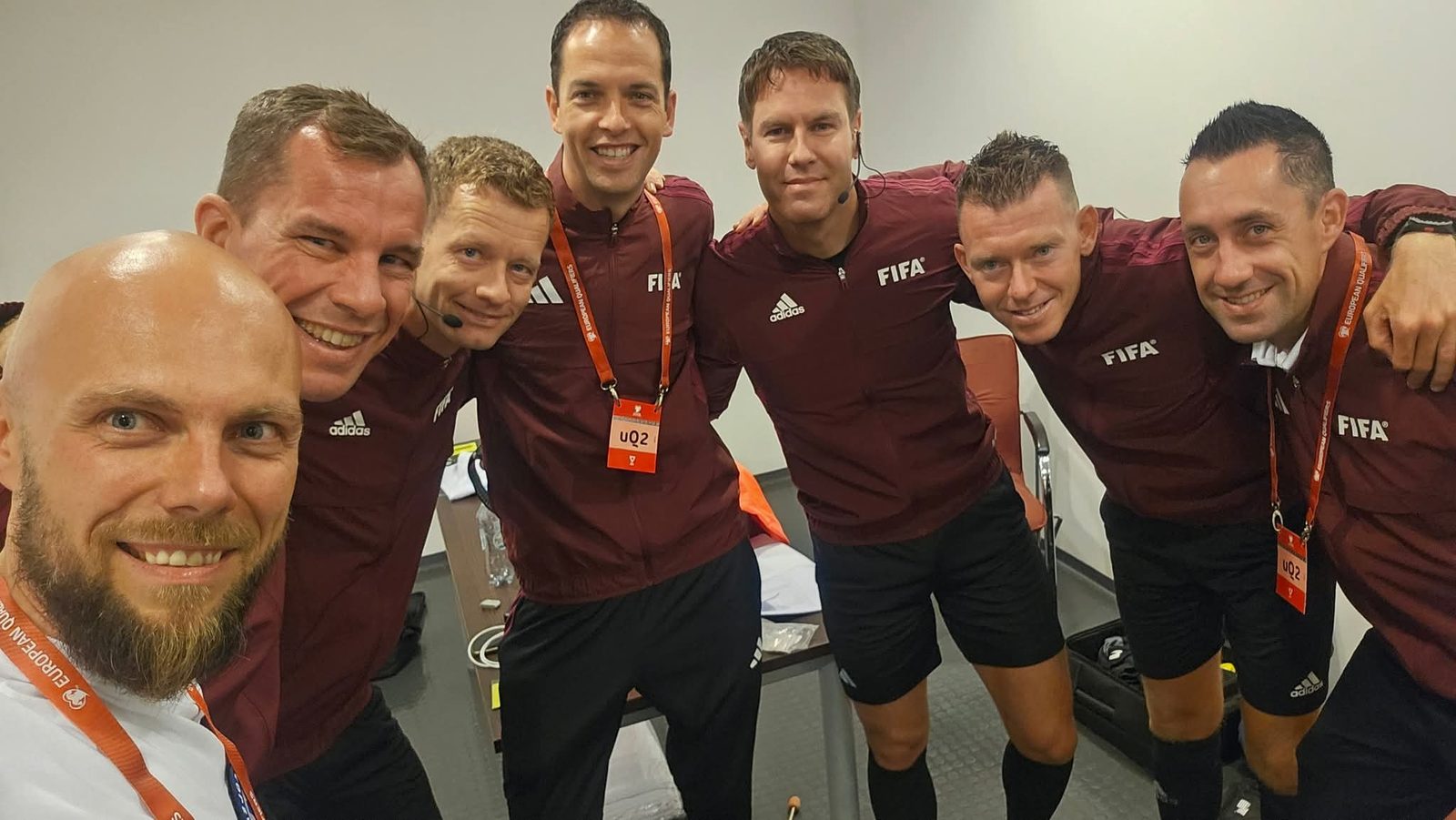 Holenderscy arbitrzy FIFA przygotowani przez Mateusza Jamrozika przed meczem kwalifikacyjnym MŚ 2026 Ukraina - Francja we Wrocławiu