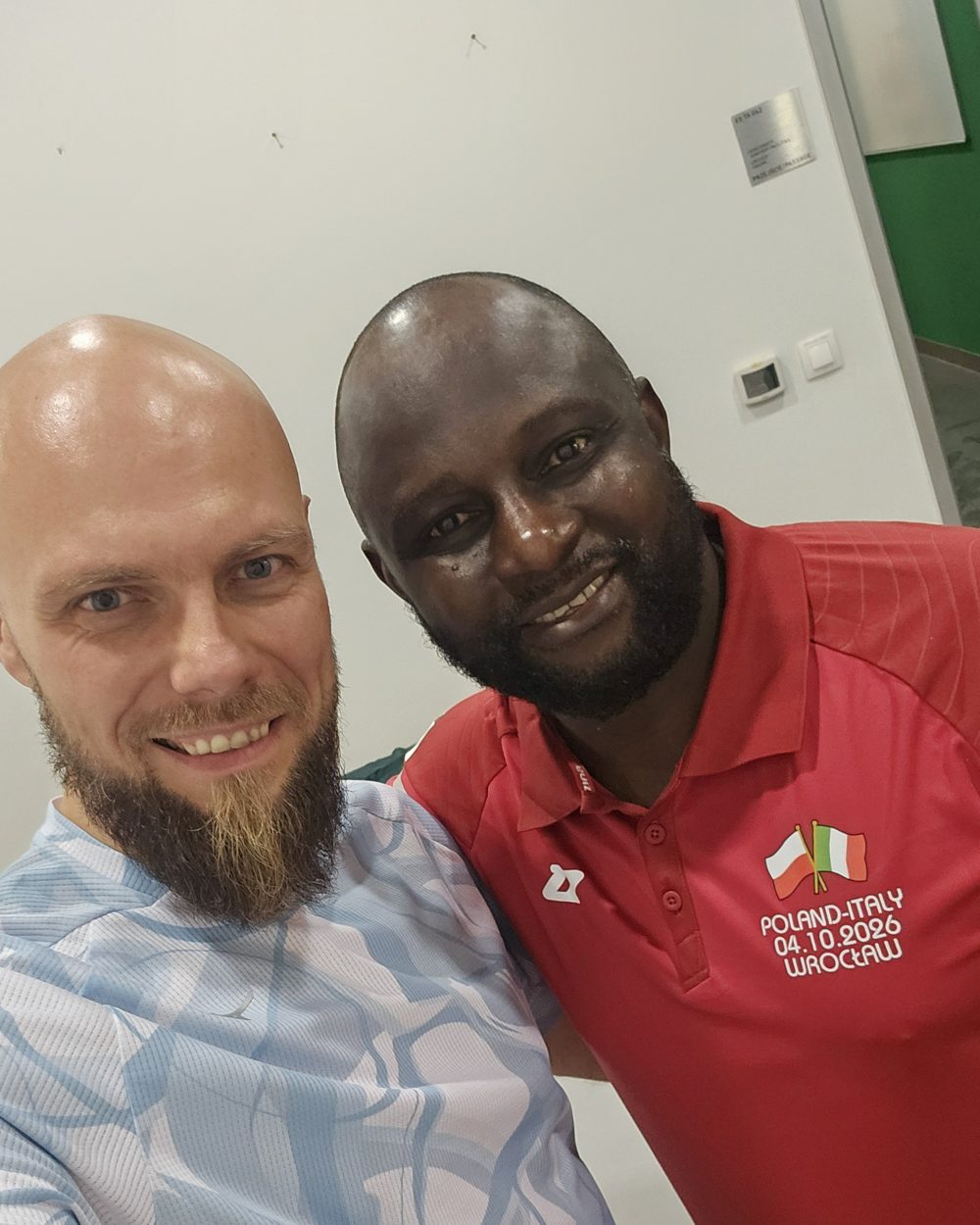 Mateusz Jamrozik z Emanuelem Olisadebe na meczu legend Polska - Włochy we Wrocławiu, 4 października 2026