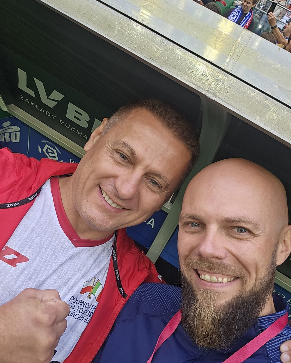 Mateusz Jamrozik z Piotrem Świerczewskim na meczu legend Polska - Włochy we Wrocławiu, 4 października 2026