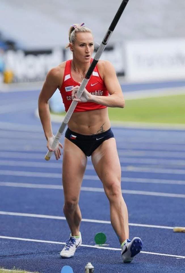 Romana Maláčová, czeska tyczkarka, podczas zawodów