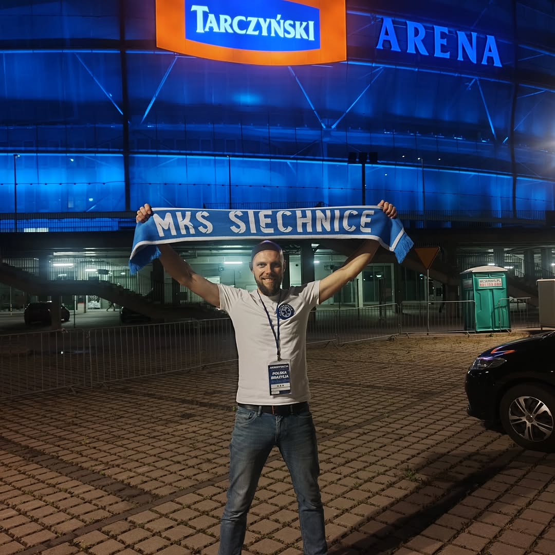 Mateusz Jamrozik z szalikiem MKS Siechnice przed Tarczyński Arena Wrocław