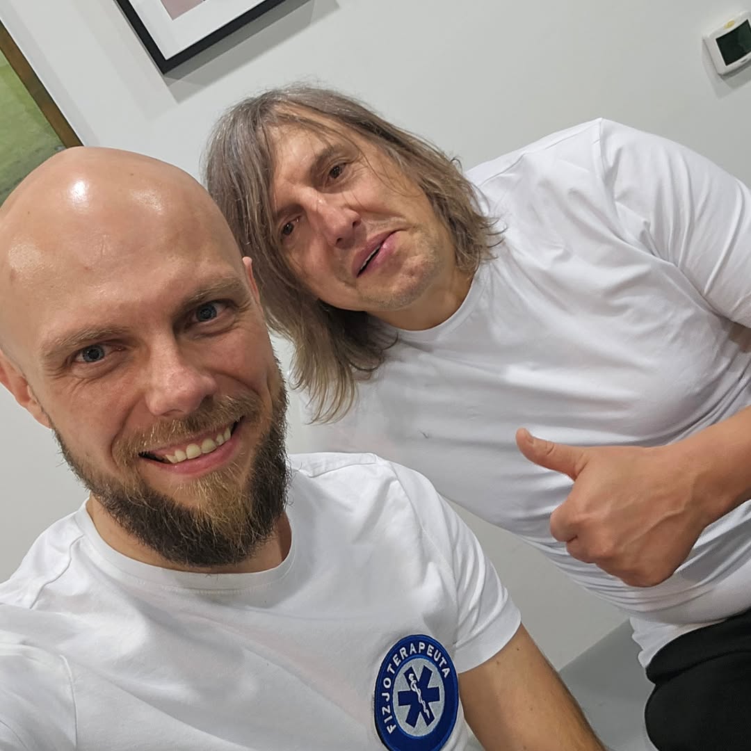 Mateusz Jamrozik w sztabie medycznym meczu reprezentacji Polski legend
