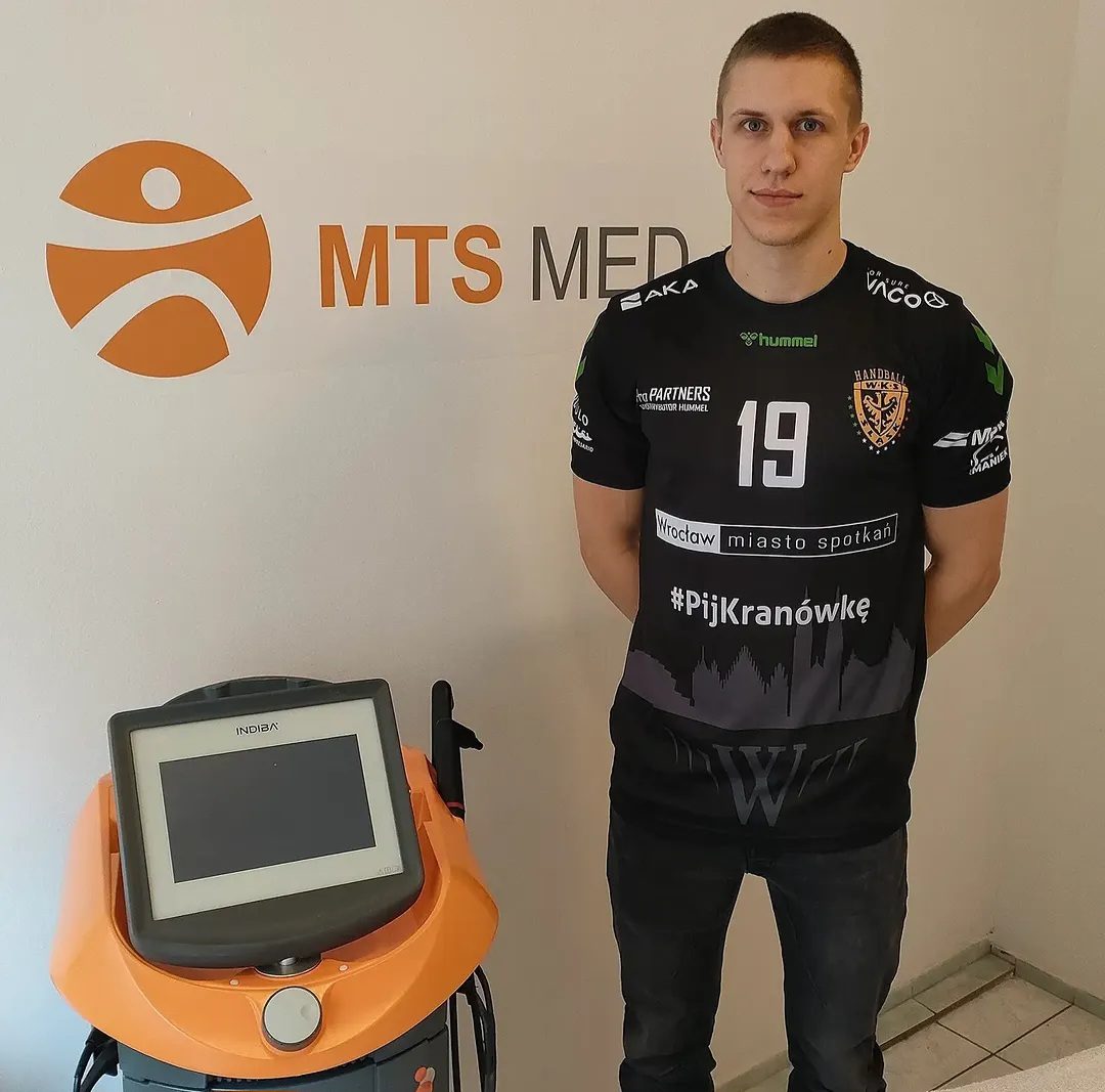 Zawodnik Śląska Wrocław Handball w gabinecie MTS-MED